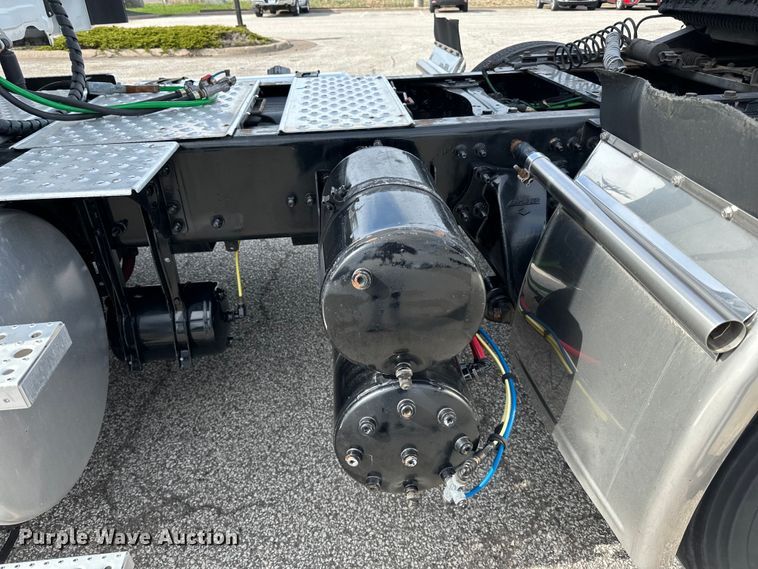 image for item LR9319 2019 Freightliner  Cascadia  semi truck