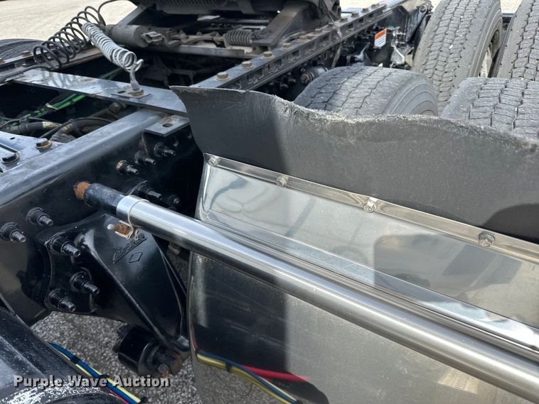 image for item LR9319 2019 Freightliner  Cascadia  semi truck