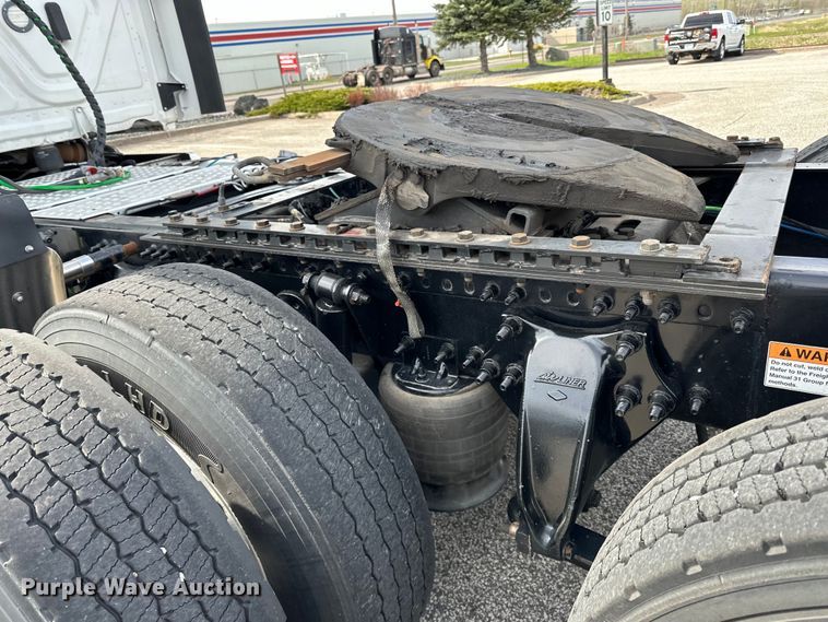 image for item LR9319 2019 Freightliner  Cascadia  semi truck