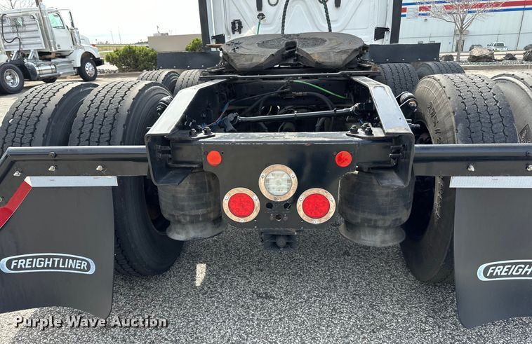 image for item LR9319 2019 Freightliner  Cascadia  semi truck