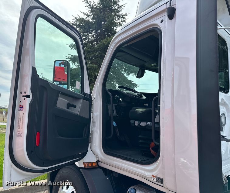 image for item LR9319 2019 Freightliner  Cascadia  semi truck