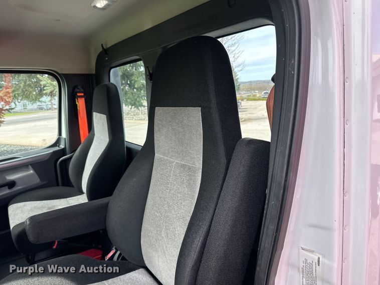 image for item LR9319 2019 Freightliner  Cascadia  semi truck