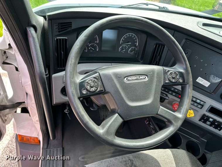 image for item LR9319 2019 Freightliner  Cascadia  semi truck