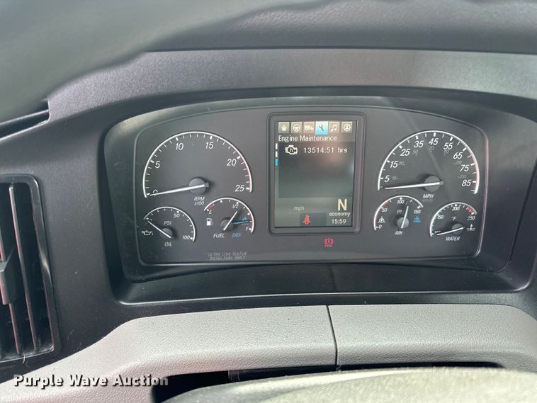 image for item LR9319 2019 Freightliner  Cascadia  semi truck