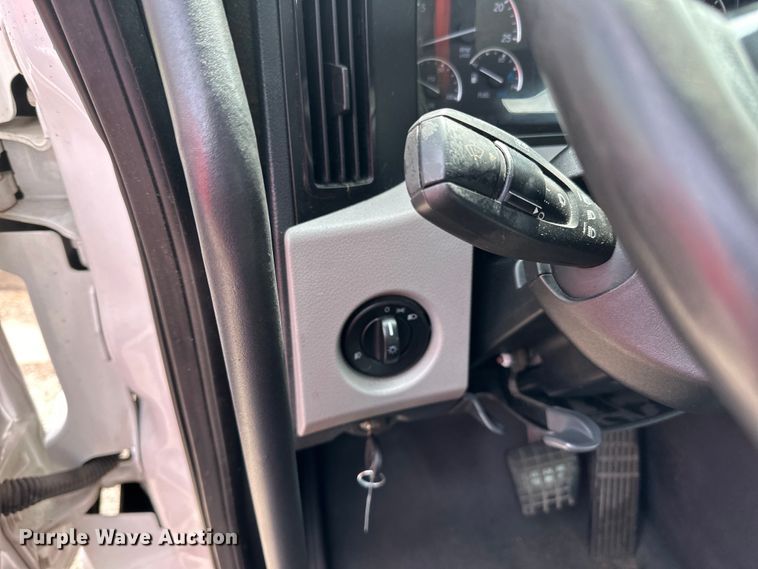 image for item LR9319 2019 Freightliner  Cascadia  semi truck