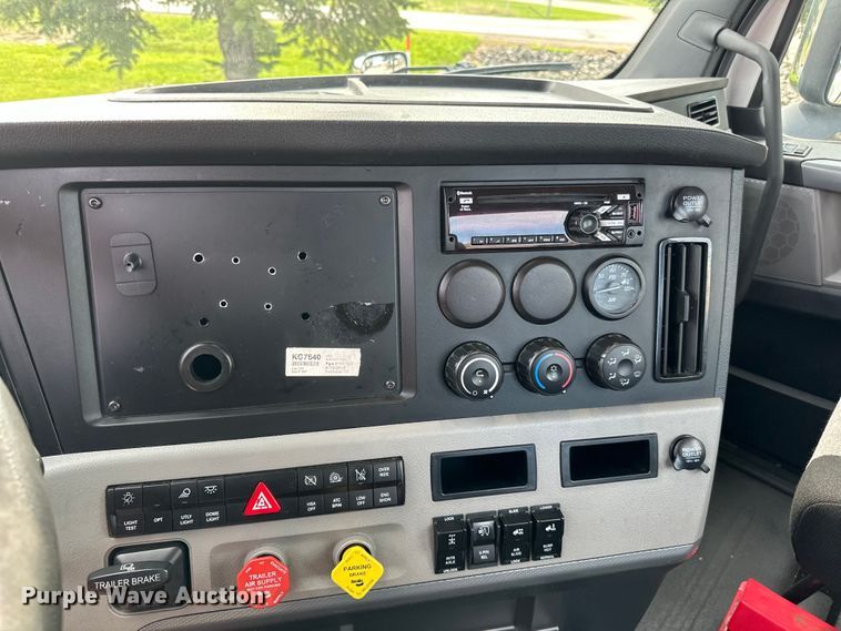 image for item LR9319 2019 Freightliner  Cascadia  semi truck