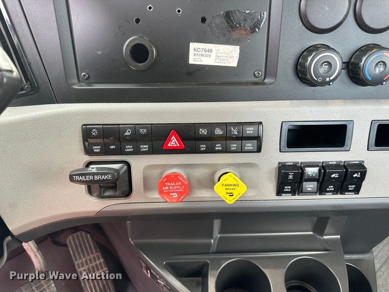 image for item LR9319 2019 Freightliner  Cascadia  semi truck