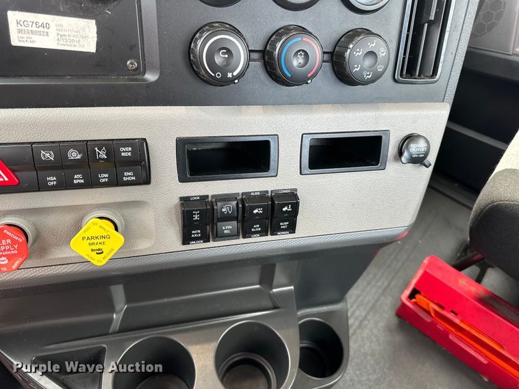 image for item LR9319 2019 Freightliner  Cascadia  semi truck