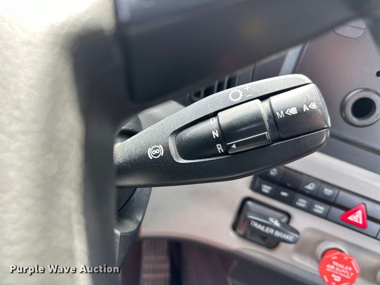 image for item LR9319 2019 Freightliner  Cascadia  semi truck