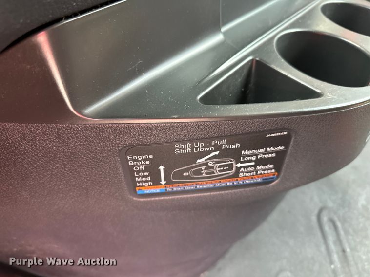 image for item LR9319 2019 Freightliner  Cascadia  semi truck