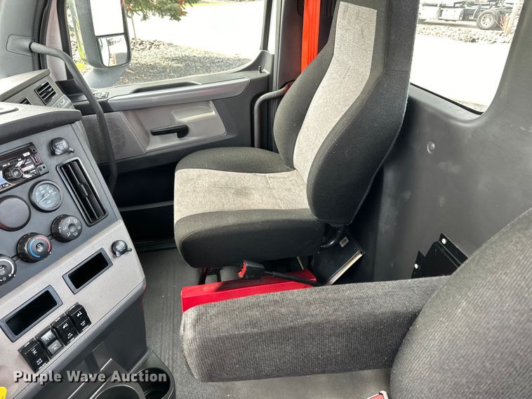 image for item LR9319 2019 Freightliner  Cascadia  semi truck