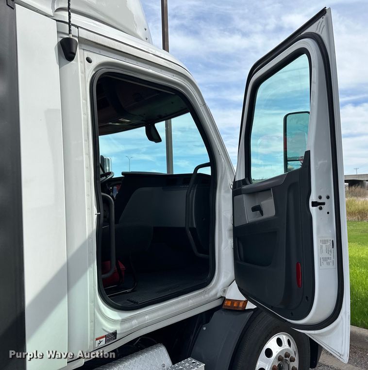 image for item LR9319 2019 Freightliner  Cascadia  semi truck