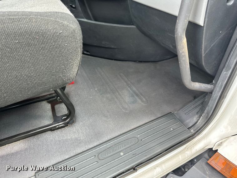 image for item LR9319 2019 Freightliner  Cascadia  semi truck