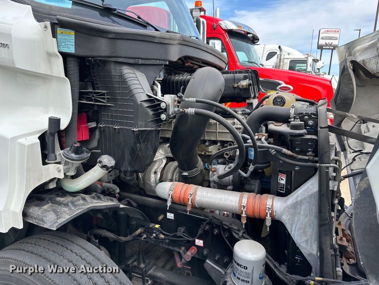 image for item LR9319 2019 Freightliner  Cascadia  semi truck