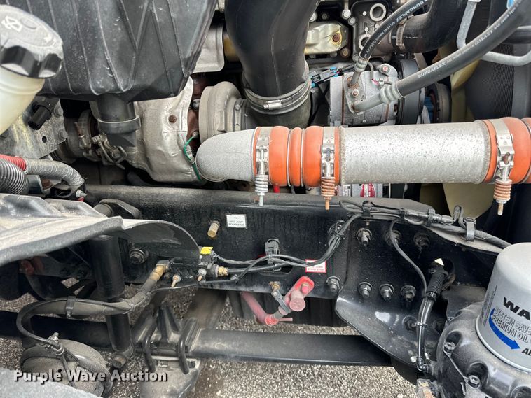 image for item LR9319 2019 Freightliner  Cascadia  semi truck