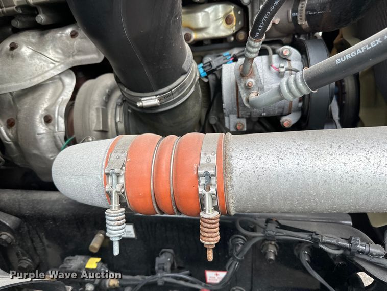 image for item LR9319 2019 Freightliner  Cascadia  semi truck