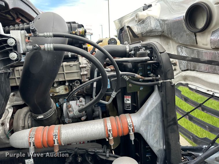 image for item LR9319 2019 Freightliner  Cascadia  semi truck