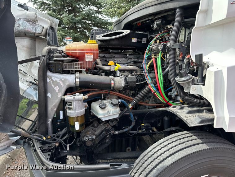 image for item LR9319 2019 Freightliner  Cascadia  semi truck