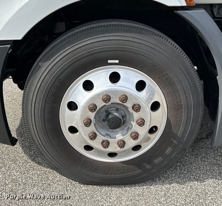 image for item LR9319 2019 Freightliner  Cascadia  semi truck