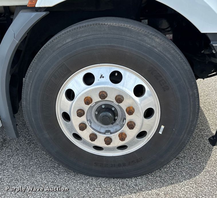 image for item LR9319 2019 Freightliner  Cascadia  semi truck