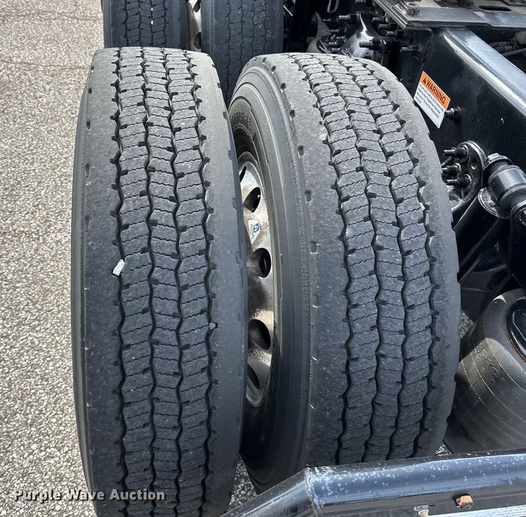 image for item LR9319 2019 Freightliner  Cascadia  semi truck