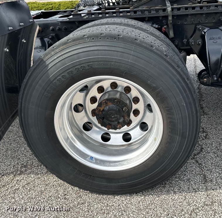 image for item LR9319 2019 Freightliner  Cascadia  semi truck