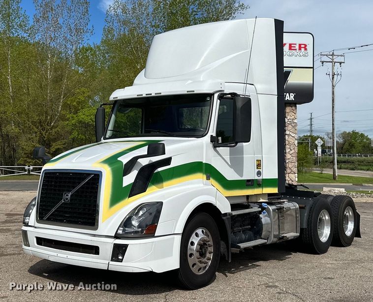 image for item LR9322 2016 Volvo  VNL semi truck