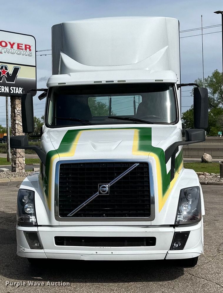 image for item LR9322 2016 Volvo  VNL semi truck