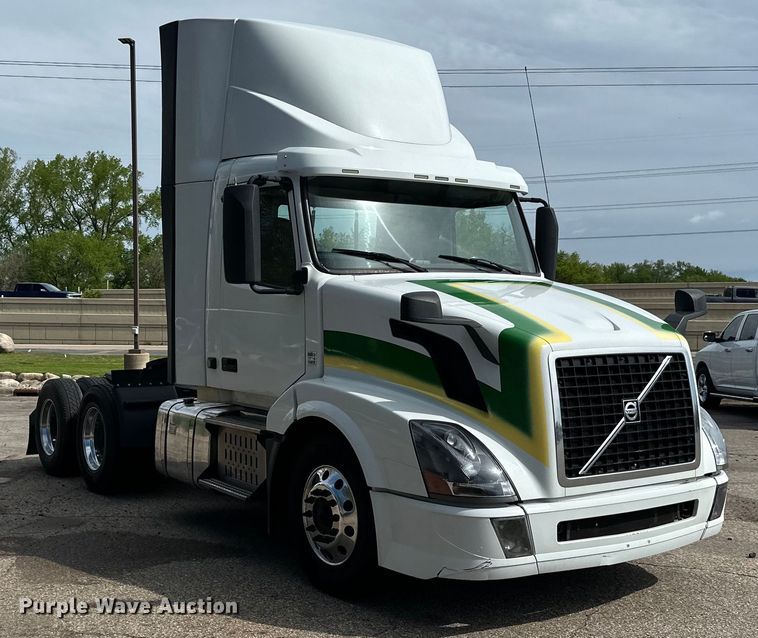 image for item LR9322 2016 Volvo  VNL semi truck