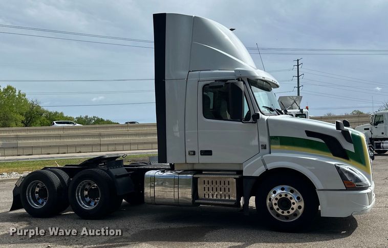 image for item LR9322 2016 Volvo  VNL semi truck