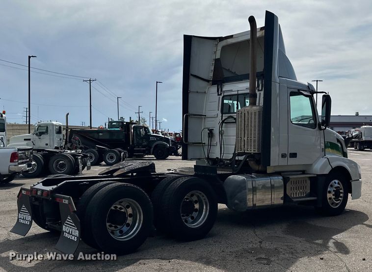 image for item LR9322 2016 Volvo  VNL semi truck