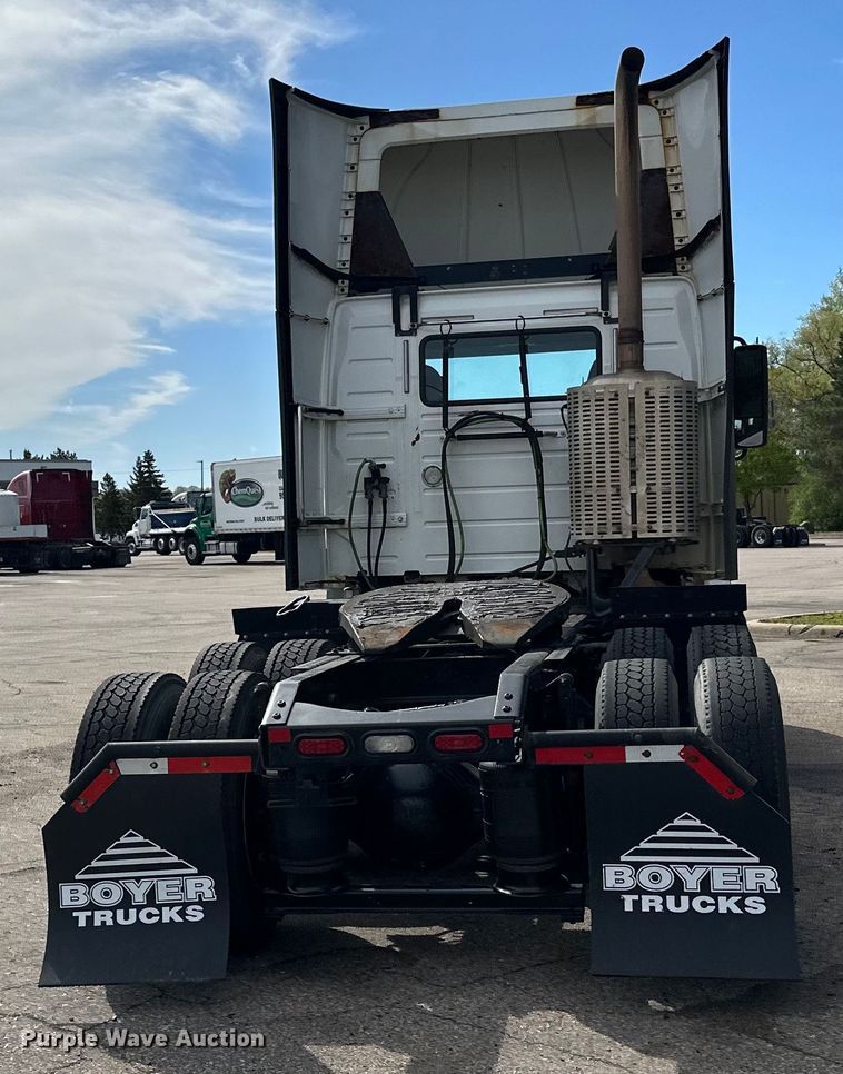 image for item LR9322 2016 Volvo  VNL semi truck