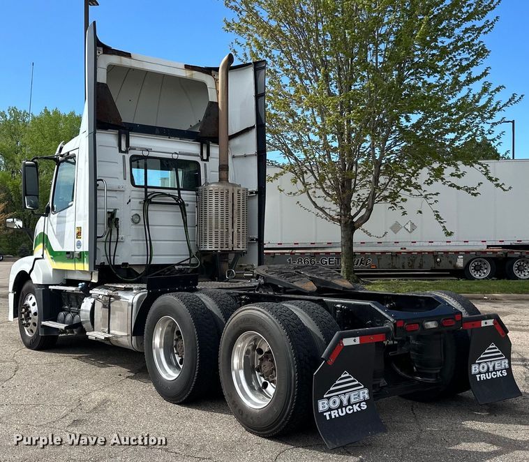 image for item LR9322 2016 Volvo  VNL semi truck