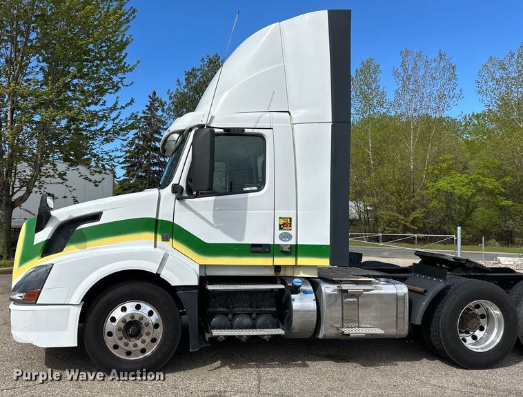 image for item LR9322 2016 Volvo  VNL semi truck