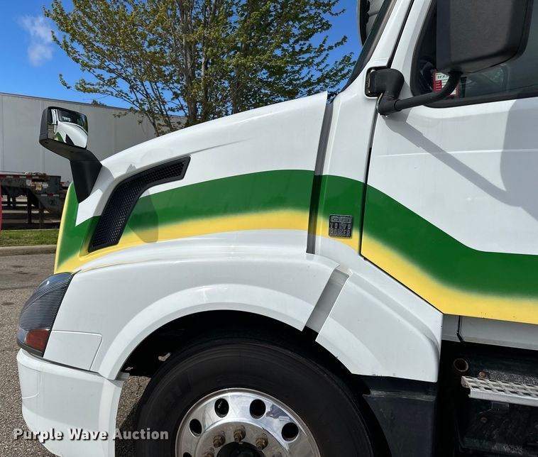 image for item LR9322 2016 Volvo  VNL semi truck