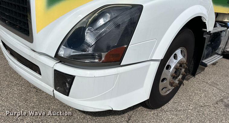 image for item LR9322 2016 Volvo  VNL semi truck