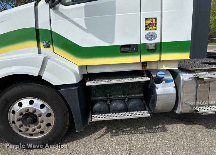 image for item LR9322 2016 Volvo  VNL semi truck