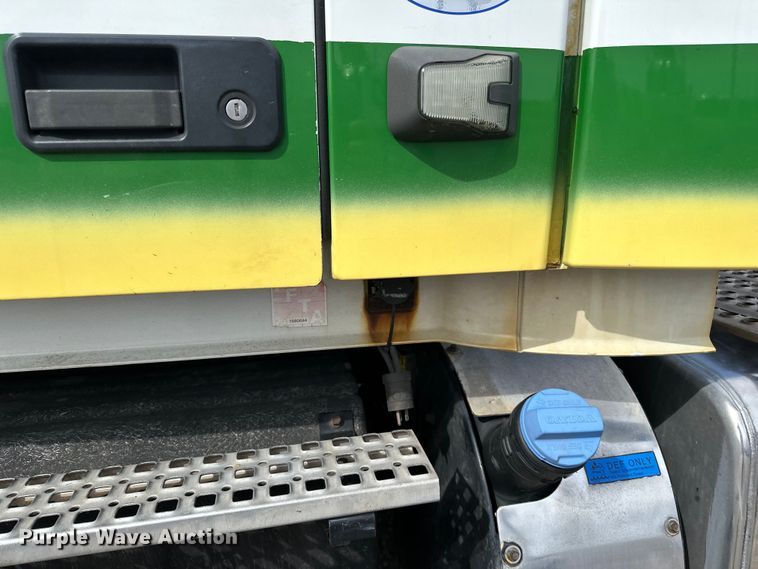 image for item LR9322 2016 Volvo  VNL semi truck