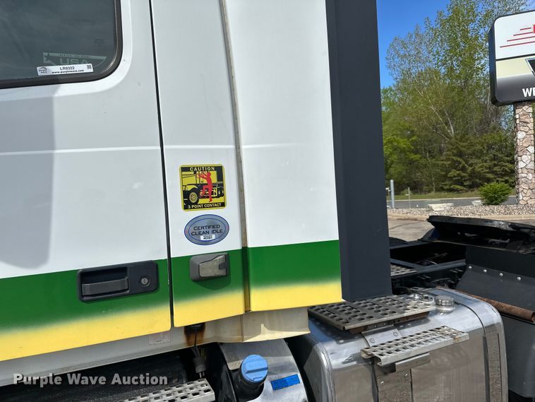 image for item LR9322 2016 Volvo  VNL semi truck