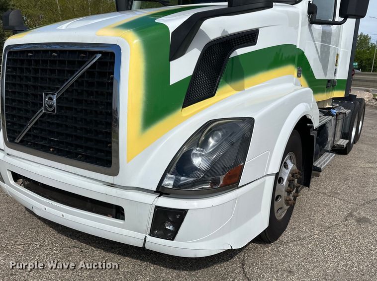 image for item LR9322 2016 Volvo  VNL semi truck