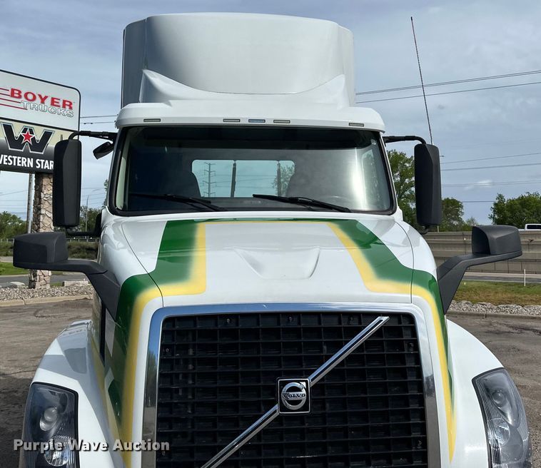 image for item LR9322 2016 Volvo  VNL semi truck
