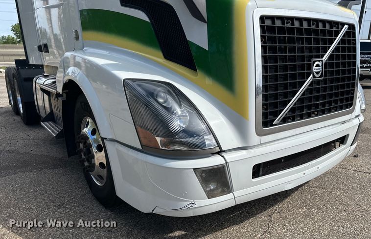 image for item LR9322 2016 Volvo  VNL semi truck