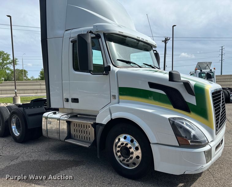 image for item LR9322 2016 Volvo  VNL semi truck