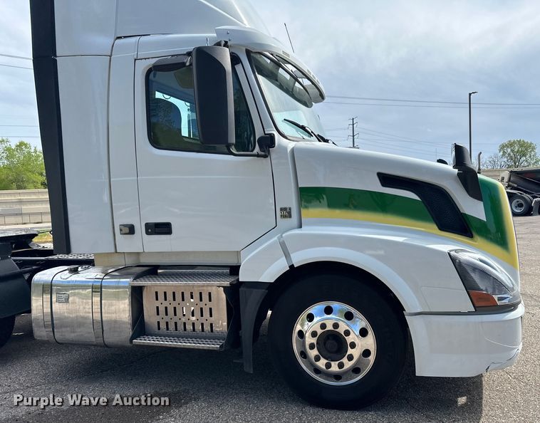 image for item LR9322 2016 Volvo  VNL semi truck