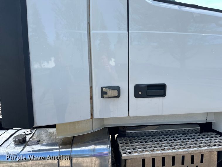 image for item LR9322 2016 Volvo  VNL semi truck