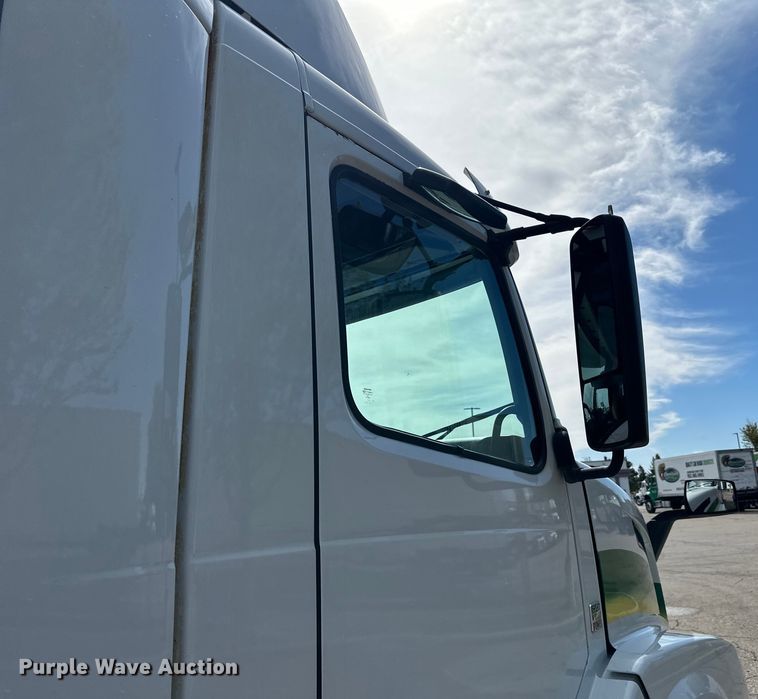 image for item LR9322 2016 Volvo  VNL semi truck