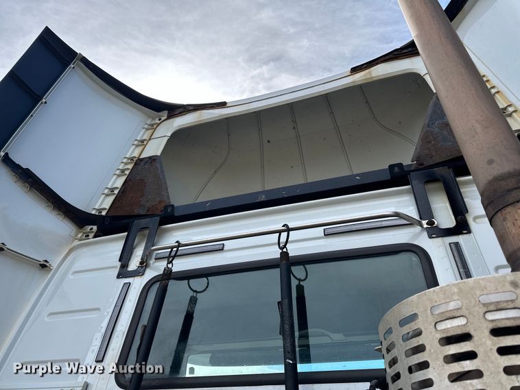 image for item LR9322 2016 Volvo  VNL semi truck