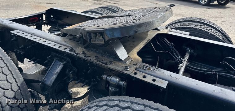 image for item LR9322 2016 Volvo  VNL semi truck