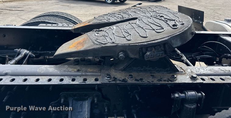 image for item LR9322 2016 Volvo  VNL semi truck