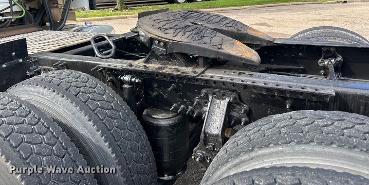 image for item LR9322 2016 Volvo  VNL semi truck